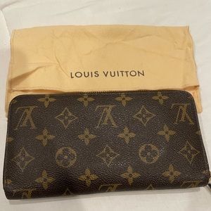 💯 Authentic Louis Vuitton Zippy Wallet